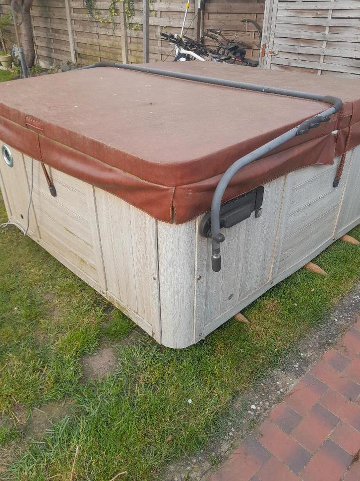 jacuzzi / spa te koop, Jardin & Terrasse, Bains à remous et Spas, Utilisé, Fixé, Couverture, Filtre, Pompe, Escalier, Enlèvement