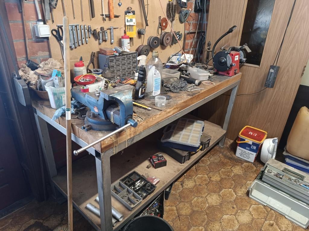 Degelijke werkbank met bankvijs en slijptol, Ophalen