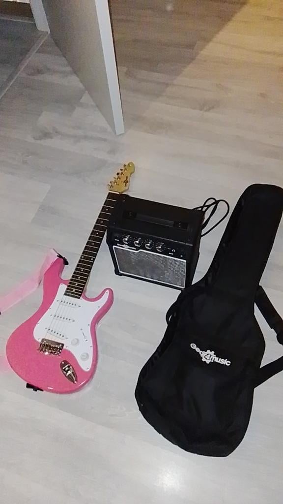Te koop: Elektrische gitaar, Muziek en Instrumenten, Ophalen, Zo goed als nieuw, Met versterker