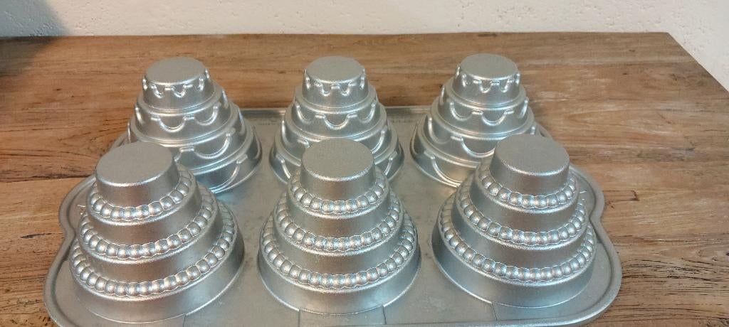 Bakvorm Nordic Ware mini trouwtaartjes, Hobby en Vrije tijd, Ophalen, Zo goed als nieuw, Bakvorm