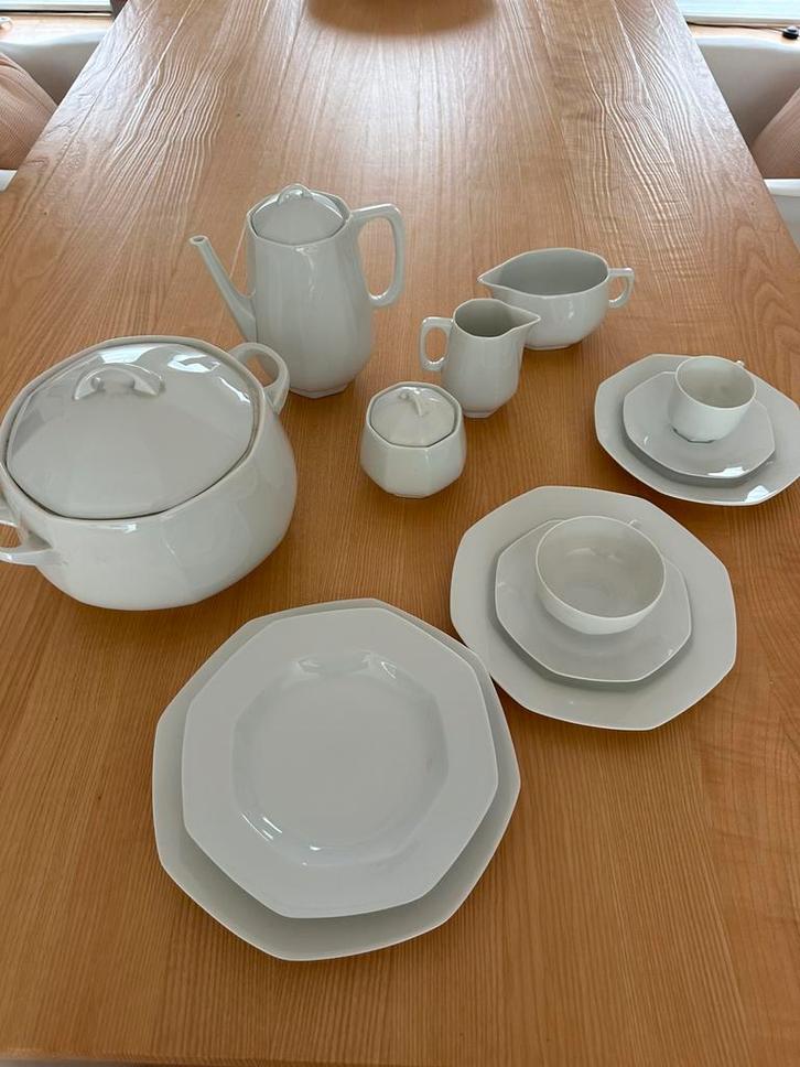 Modern servies, Huis en Inrichting, Keuken | Servies, Zo goed als nieuw, Compleet servies, Effen, Porselein, Ophalen