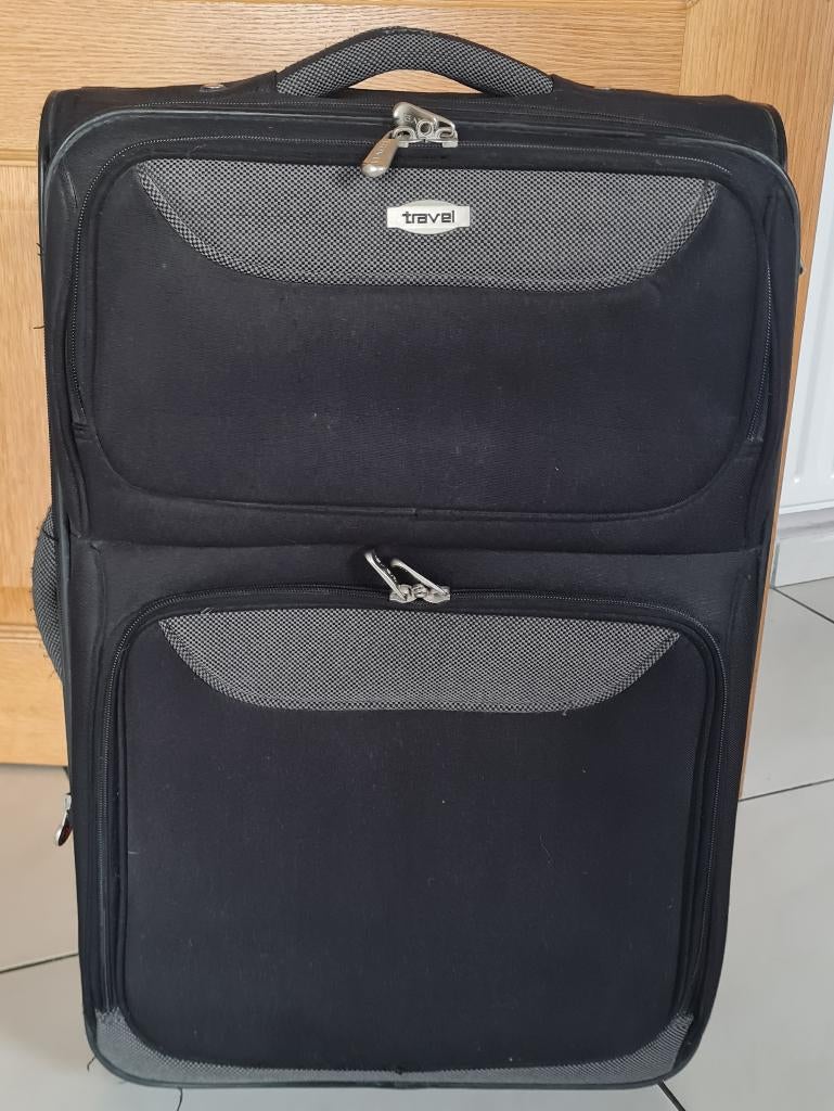 Valise noire en tissu avec diverses poches, Bijoux, Sacs & Beauté, Valises, 35 à 45 cm, Roulettes, Enlèvement, Utilisé