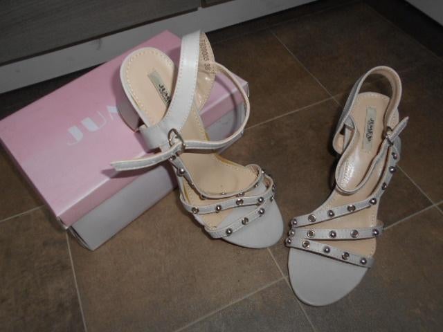 Nieuwe beige sandalen met studs / Maat 38, Kleding | Dames, Ophalen of Verzenden, Nieuw, Beige