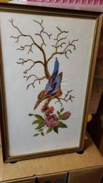 Kader met geborduurde vogel achter glas, Ophalen