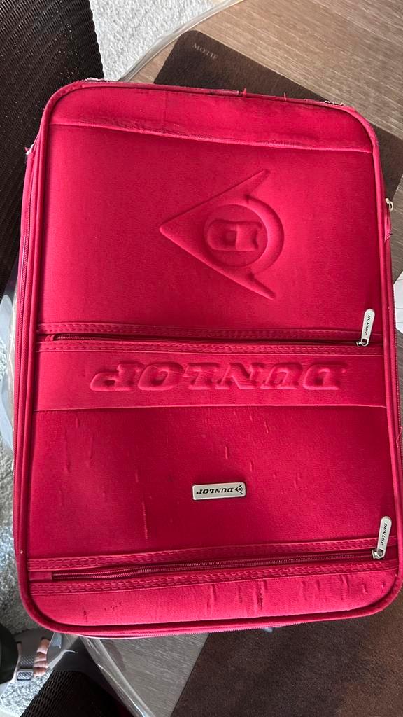 Rode DUNLOP reiskoffer (handbagage formaat), Handtassen en Accessoires, Koffers, Gebruikt, Zacht kunststof, 50 tot 60 cm, 35 tot 45 cm