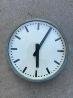 Retro klok uit station, Ophalen, Zo goed als nieuw
