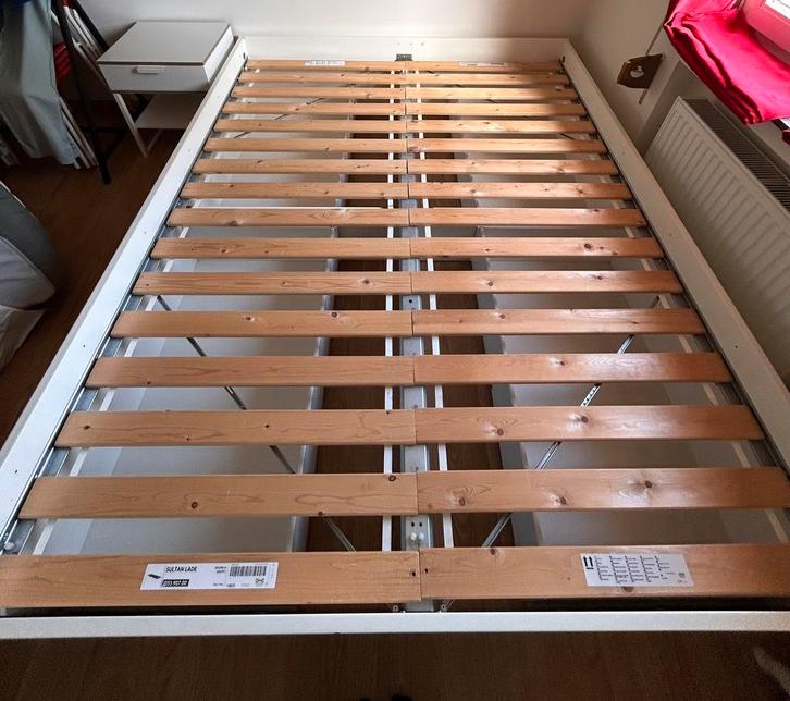 Lit 160X200 cm et table de chevet de chez Ikea, Maison & Meubles, Chambre à coucher | Lits, Utilisé, 160 cm, 200 cm, Autres matériaux