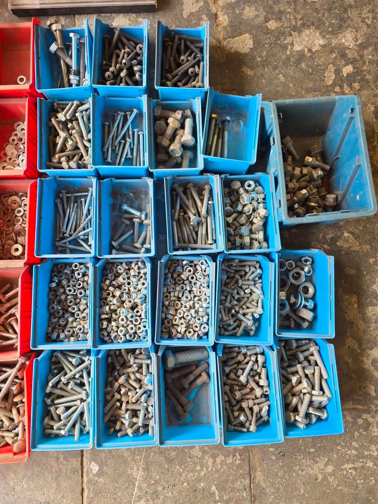 Partij bakjes met schroeven , pluggen , nagels , bouten, enz, Doe-het-zelf en Bouw, IJzerwaren en Bevestigingsmiddelen, Ophalen