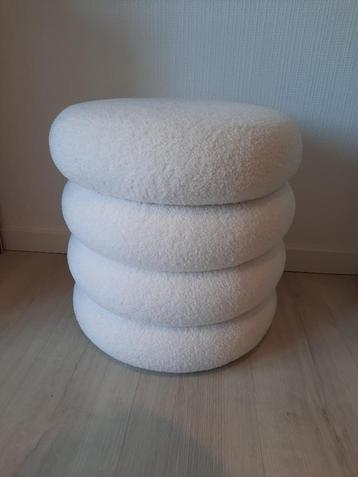 Mooie moderne poef ( wit ) beschikbaar voor biedingen