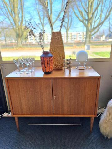 Mooi klein vintage dressoir teak fineer 70s beschikbaar voor biedingen