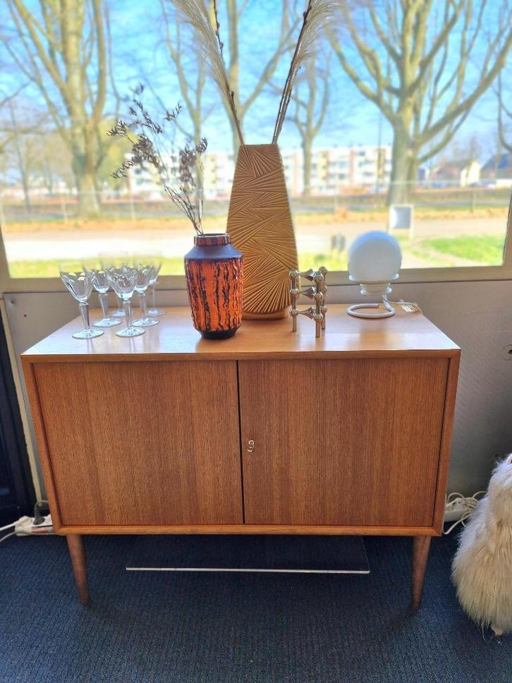 Mooi klein vintage dressoir teak fineer 70s, Verzamelen, Retro, Huis en Inrichting, Ophalen
