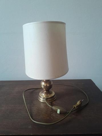 Vintage tafellamp van messing met stoffen lampenkap beschikbaar voor biedingen