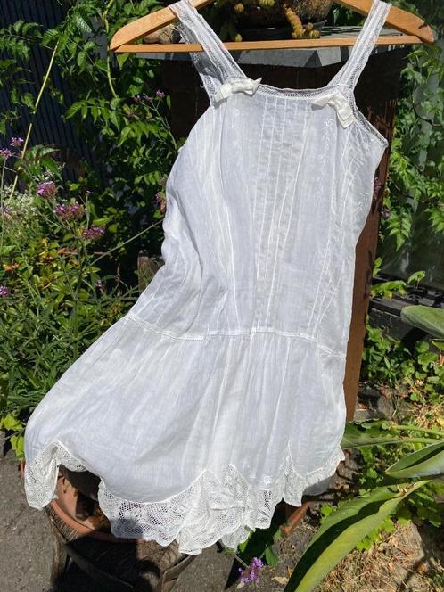 Heel oud jurkje van fijn wit katoen, borduursel en, Kleding | Dames, Carnavalskleding en Feestkleding, Gedragen, Kleding, Maat 34 (XS) of kleiner
