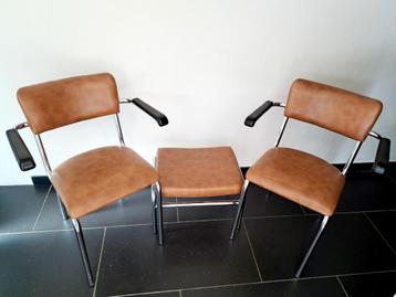 Vintage stoelen met zitbankje beschikbaar voor biedingen