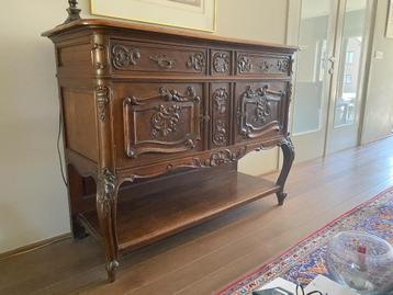 Antieke commode beschikbaar voor biedingen