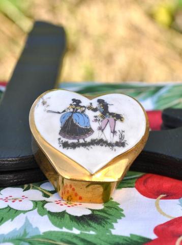 boite a pilule coeur en porcelaine limoges decor galants, Enlèvement ou Envoi