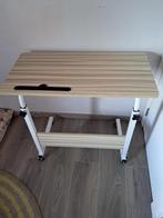 petit bureau sur roulette très pratique réservé, Ophalen, Zo goed als nieuw, Bureau