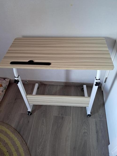 petit bureau sur roulette très pratique réservé, Huis en Inrichting, Bureaus, Zo goed als nieuw, Bureau, Ophalen