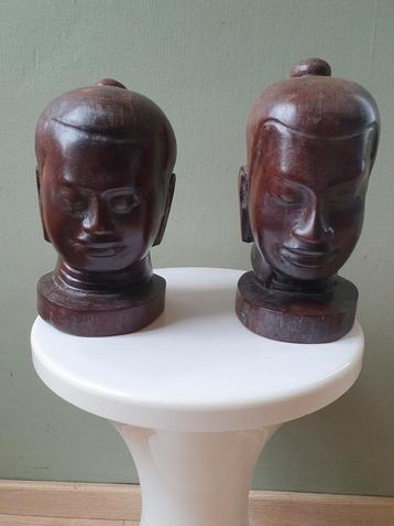 Exotische boeddhistische monnikshoofden van hardhout  beschikbaar voor biedingen