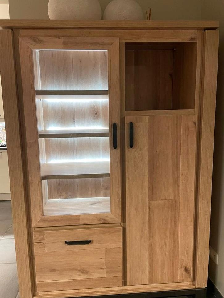 Mooie vitrinekast te koop – oude eik kleur met ingebouwde ve, Huis en Inrichting, Kasten | Vitrinekasten, Zo goed als nieuw, Ophalen