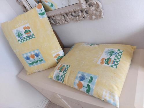 2 grand coussin jaune motif pot de fleur, été jardin, gauffr, Huis en Inrichting, Woonaccessoires | Kussens, Zo goed als nieuw