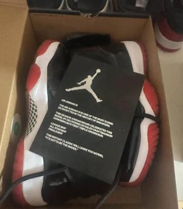 Jordan Retro 11 rouge noir 42.4 US9, Comme neuf, Enlèvement, Noir, Jordan (Nike)