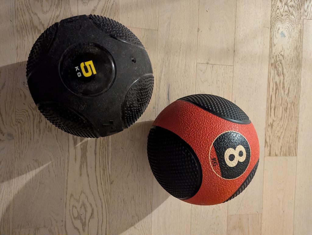 2x balle de fitness/medicine (5kg, 8kg), Sports & Fitness, Équipement de fitness, Enlèvement, Utilisé, Balle de fitness