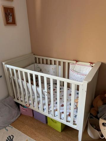 Lit bébé (encore à vendre) + table à langer (reservée), Enlèvement, Utilisé, Garçon ou Fille