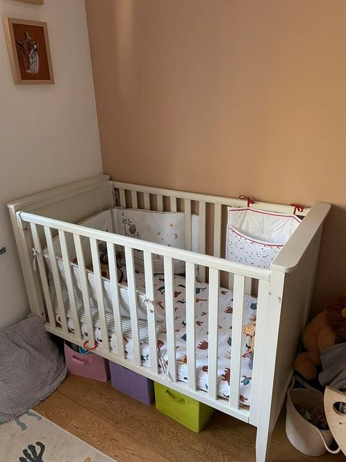 Lit bébé (encore à vendre) + table à langer (reservée), Kinderen en Baby's, Kinderkamer | Complete kinderkamers, Gebruikt, Jongetje of Meisje