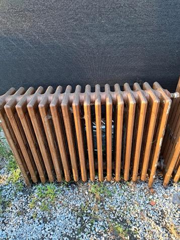 Te koop: 2 gietijzeren radiatoren – robuust en stijlvol beschikbaar voor biedingen