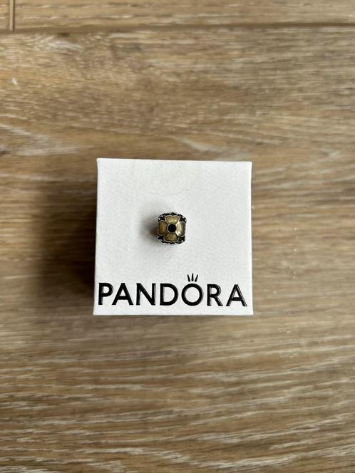 Zilveren bedel met bloem Pandora, uitstekende staat, Bijoux, Sacs & Beauté, Bracelets à breloques, Comme neuf, Pandora, Argent