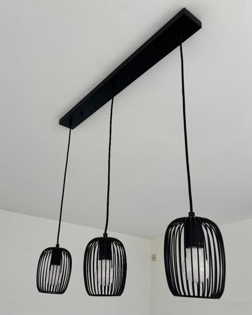 Hanglamp van zwart metaal — ideaal voor de eetkamer, Huis en Inrichting, Lampen | Hanglampen, Zo goed als nieuw, Minder dan 50 cm