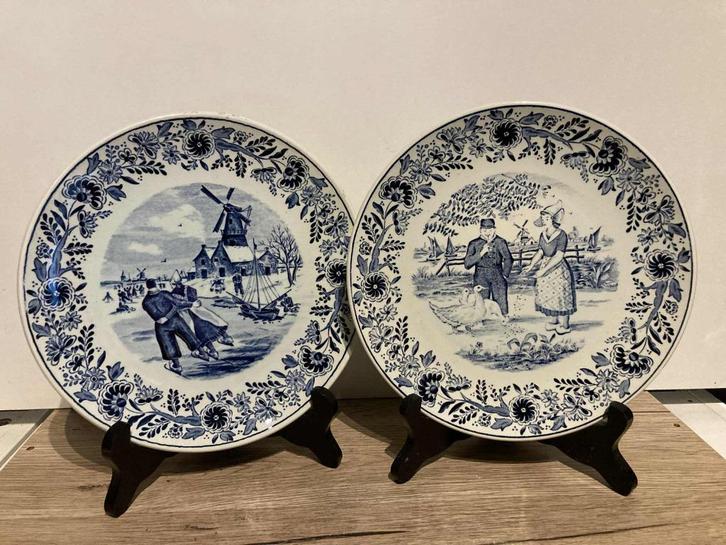 2 decoratieve borden van aardewerk van Boch Delfts, Antiek en Kunst, Antiek | Wandborden en Tegels, Ophalen of Verzenden