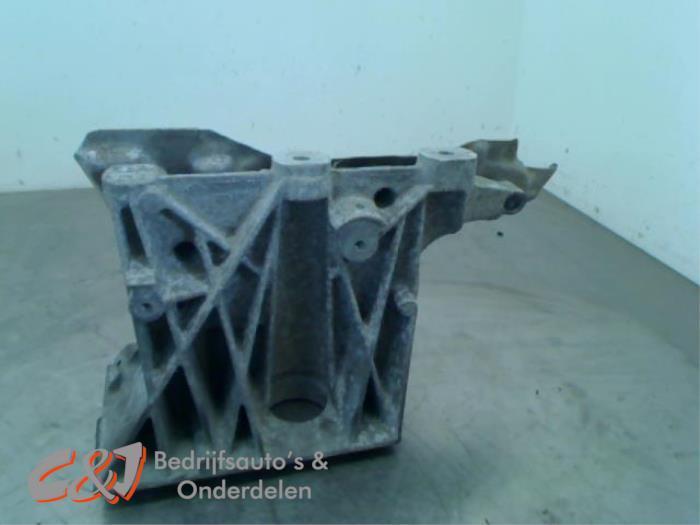 Steun dieselpomp van een Opel Vivaro, Auto-onderdelen, Carrosserie, Opel, Gebruikt, 3 maanden garantie, Ophalen of Verzenden