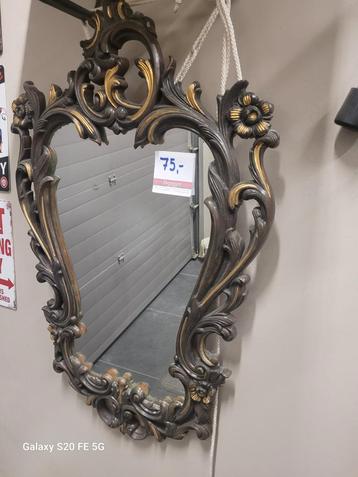spiegel met houten omkadering beschikbaar voor biedingen