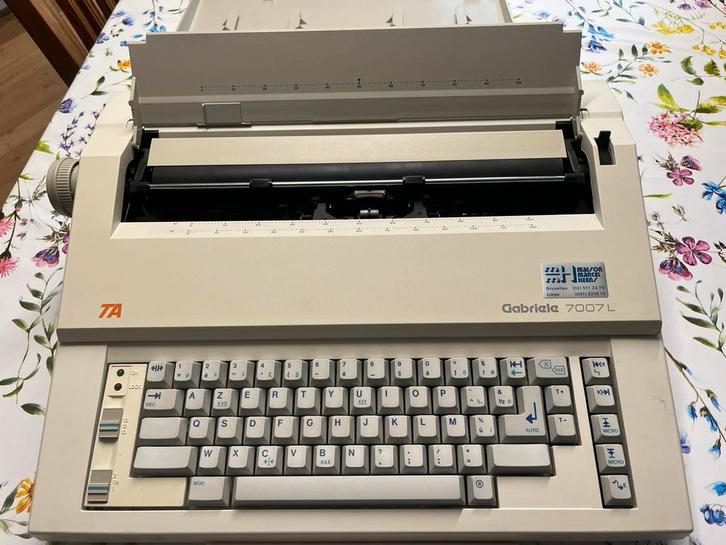 Machine a écrire Vintage marque Triumph-Adler-Gabriele 7007, Divers, Machines à écrire, Utilisé, Enlèvement