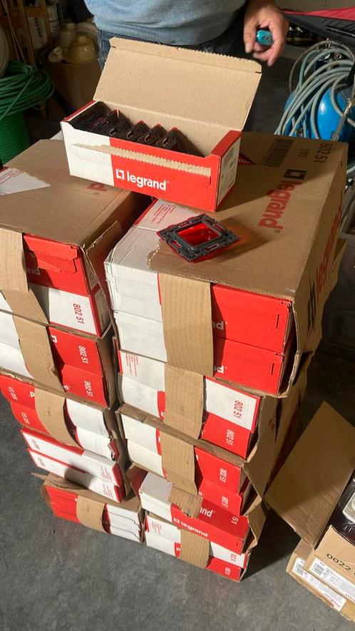 Legrand frames en legrand dubbele inbouwstekkers, Doe-het-zelf en Bouw, Elektriciteit en Kabels, Nieuw, Ophalen
