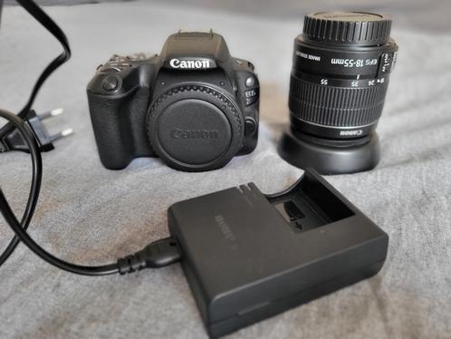 Canon Eos 200D met standaarlens + bijpassende lowepro camera, Audio, Tv en Foto, Fotocamera's Digitaal, Zo goed als nieuw, Canon