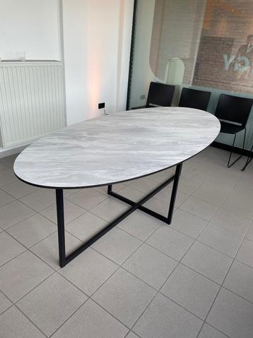 Ovale tafel met trespa marmerlook blad 220x110 beschikbaar voor biedingen