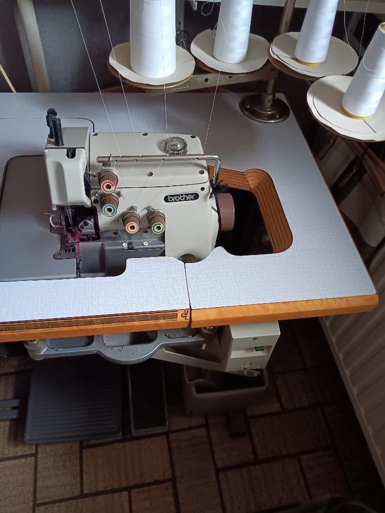 Overlock met tafel, Hobby & Loisirs créatifs, Machines à coudre & Accessoires, Utilisé, Surjeteuse, Brother, Industrie, Enlèvement