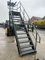 Metalen steektrap met bordes, Doe-het-zelf en Bouw, Ophalen of Verzenden, Nieuw, IJzer