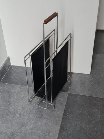 Vintage krantenrek, tijdschriftenrek  beschikbaar voor biedingen