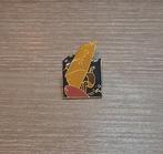 PIN - DYMO - SURF - SURFEN - WINDSURFEN, Verzenden, Gebruikt, Overige onderwerpen, Speldje of Pin