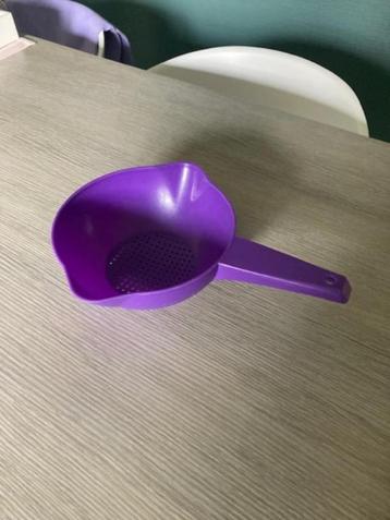 Tupperware klein vergiet gebruikt  beschikbaar voor biedingen