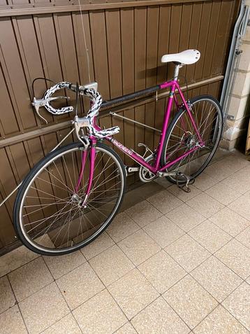 Stalen koersfiets roze beschikbaar voor biedingen