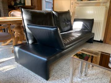 Zwart lederen design zetel met poef merk Koinor beschikbaar voor biedingen
