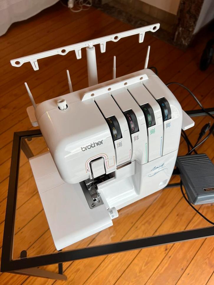 Overlock Machine Brother 2104D, Hobby en Vrije tijd, Naaimachines en Toebehoren, Brother, Ophalen of Verzenden