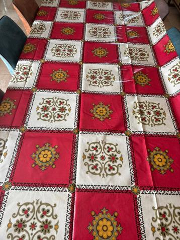 Vintage tafellaken beschikbaar voor biedingen