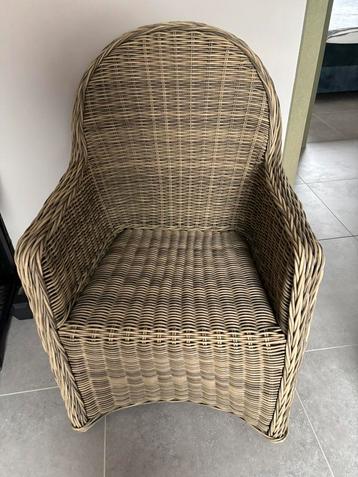 Mooie kwalitatieve rieten zetel beschikbaar voor biedingen