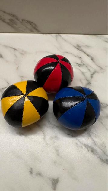 Jongleerballen (leder) beschikbaar voor biedingen
